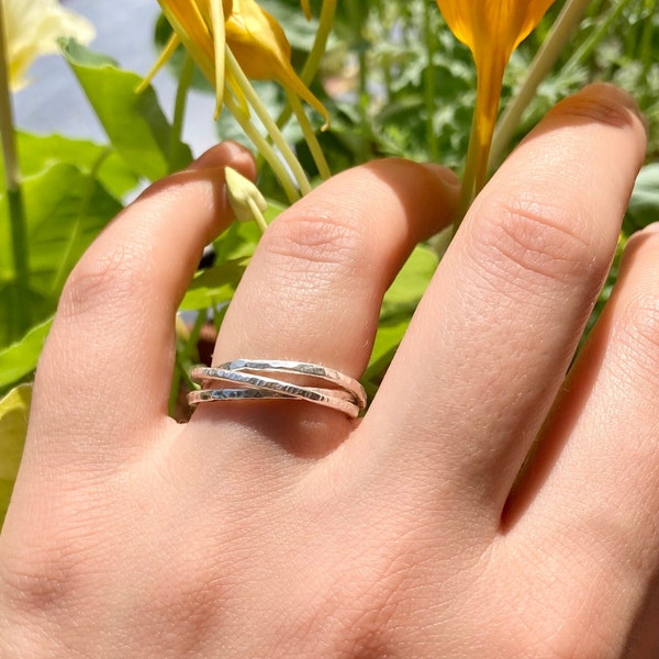 Bague anti-anxiété en argent faite main composée de trois anneaux texturés assemblés