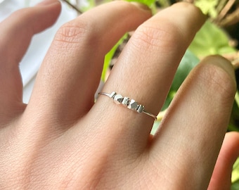 Handgemaakte minimalistische anti-angst zilveren fidgetring met zilveren geometrische kralen