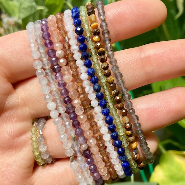 Elastisches Armband aus facettierten glänzenden natürlichen Edelsteinen (Peridot, Topas, Lapis Lazuli, Mondstein und mehr)