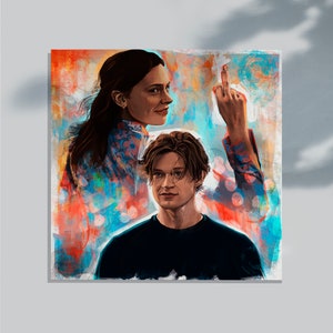 Op de afbeelding: Een artistieke print met twee mensen, waarvan één lacht en de ander een middelvinger opsteekt. Het kunstwerk gebruikt een levendig kleurenpalet van blauw, oranje en rood, waardoor een getextureerd, schilderachtig effect ontstaat. De onderwerpen staan tegen een achtergrond van abstracte penseelstreken.