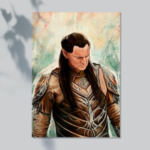 Può includere: Ritratto dipinto di un personaggio con lunghi capelli scuri e orecchie a punta, che indossa un'armatura ornata con un emblema a forma di diamante. L'opera d'arte ha uno stile morbido e pittorico con una tavolozza di colori tenui di marroni, verdi e oro.