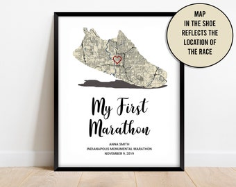 Puede incluir: Una impresión enmarcada en negro con un mapa de Indianápolis, Indiana en forma de zapato para correr. El mapa es beige con líneas negras y un corazón rojo en el centro. El texto "My First Marathon" está escrito en cursiva negra debajo del mapa. El texto "ANNA SMITH" está escrito en negro debajo del texto "My First Marathon". El texto "INDIANAPOLIS MONUMENTAL MARATHON" está escrito en negro debajo del texto "ANNA SMITH". El texto "NOVEMBER 9, 2019" está escrito en negro debajo del texto "INDIANAPOLIS MONUMENTAL MARATHON". El texto "MAP IN THE SHOE REFLECTS THE LOCATION OF THE RACE" está escrito en negro en un rectángulo blanco en la esquina superior derecha de la impresión.