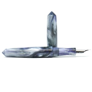 Pluma estilográfica a medida Spreadbury Loft de iris púrpura, negro y blanco - Punta Bock o JoWo #6, caja de regalo