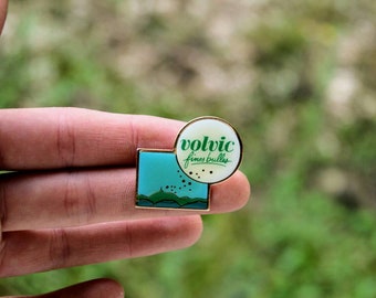 Pin's volvic. nature and mountain. Flight victory, vintage collar brooch