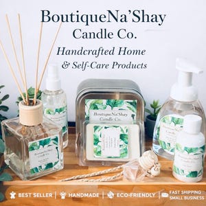 以下が含まれることがあります： BoutiqueNa'Shay Candle Co. の手作りのホーム＆セルフケア製品のコレクション。リードディフューザー、スプレーボトル、ソープディスペンサー、ワックスメルトが含まれています。製品には、緑の葉のデザインとブランド名が記載されたラベルが付いています。