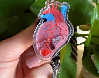 Carrete de insignias con forma de corazón anatómico de Cath Lab