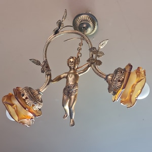 Deckenleuchte Engel Cherub Amor im antiken Stil und Jugendstil aus patinierter Bronze und farbigem Glas mit doppelter Beleuchtung