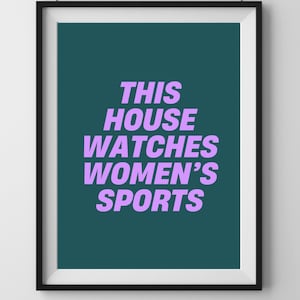 Pode incluir: Uma impress&atilde;o emoldurada com fundo azul-esverdeado e texto branco que diz "This house watches women's sports" em roxo.