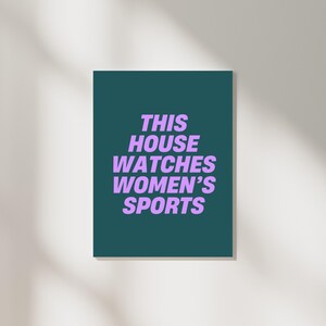 Pode incluir: Um cartaz verde-azulado com o texto "THIS HOUSE WATCHES WOMEN'S SPORTS" em roxo.