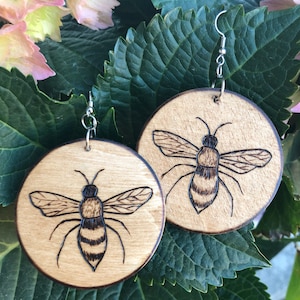 Boucles d’oreilles brûlées au bois de bourdon