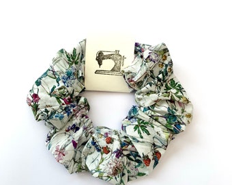 Liberty Haargummi | Luxus Haargummi | Freiheit Geschenk | Wildblumen Tana Rasen