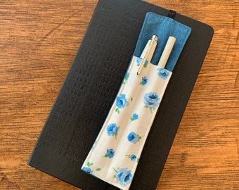 Liberty London Fabric Pen Holder / Estuche para bolígrafos para cuadernos, diarios y Moleskine / Regalo para amantes de la papelería / Regalo de cumpleaños