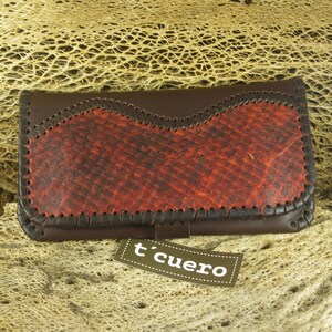 Cartera de cuero mujer. Cartera tarjetero 8 tarjetas. Parche salmón rojo. Elegante y práctica cartera para regalo.