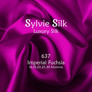Op de afbeelding: Een close-up van een diepe fuchsia zijden stof met de tekst "Sylvie Silk Luxury Silk 637 Imperial Fuchsia 16,19,22,25,30 Momme" erop gedrukt.