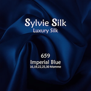 Könnte beinhalten: Ein tiefblauer Seidenstoff mit dem aufgedruckten Text "Sylvie Silk Luxury Silk 659 Imperial Blue 16,19,22,25,30 Momme".