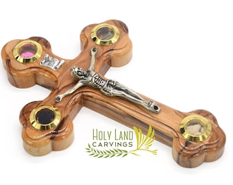 Cruz de madera de olivo, crucifijo para colgar en la pared con 4 reliquias sagradas, cruz de madera para pared hecha en Tierra Santa, regalo para cualquier edad u ocasión.