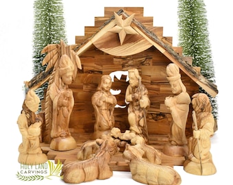 Può includere: Un presepe intagliato a mano in legno d'ulivo. Il set include una stalla, Maria, Giuseppe, Gesù bambino, un pastore, un asino, una mucca e una stella. Il set è perfetto per una decorazione natalizia.