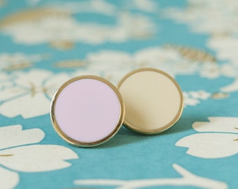 Insigne rond en émail dur de couleur japonaise pour épinglette — Paire de la série Dentoshoku en rose niji et brun sobakiri sur fond doré