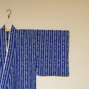 New Vintage Japanese Komon Kimono – White Bamboo & Shrine Streamers in White on Gunjo Blue