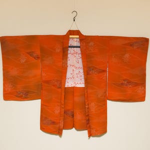 Vintage Japanische Haori Kimonojacke - Seigaiha Wellen & Florale Konturen mit Ahornblattfutter in Kaki Orange