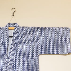 New Vintage Japanese Cotton Yukata Kimono Robe – Alternating Vertical Chains in Ai Blue on White