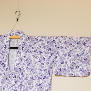 Robe kimono yukata en coton japonais vintage – Plantes grimpantes en violet Fujinezumi sur blanc
