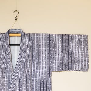 Vintage Japanese Cotton Yukata Kimono Robe – Vertical Linear Glyphs in Ai Blue on White