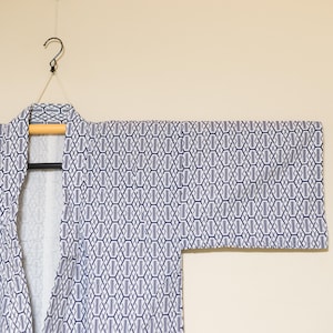 Vintage Japanese Yukata Kimono Robe – Intersecting Chains in Ai Blue on White