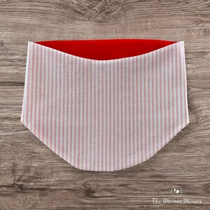Può includere: Un astuccio in tessuto fatto a mano con interno rosso ed esterno a righe bianche e rosse. L'astuccio ha un bordo superiore curvo e un bordo inferiore arrotondato. Il logo The Whimsy Weaves si trova nell'angolo in basso a destra.