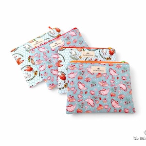 Minibolso reversible acolchado: gallinas con cuadros rojos o fiesta de té con cuadros azules, bolso de mano de algodón hecho a mano con cremallera, bonito bolso