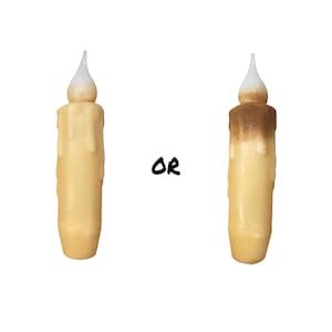 Puede incluir: Dos velas cónicas LED de color crema, una limpia y otra con un efecto marrón quemado en la parte superior. La palabra "OR" está escrita en negro entre las velas. Funcionan con pilas.