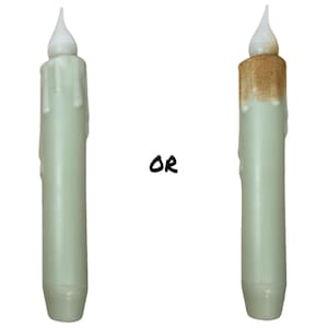 Może przedstawiać: Dwie białe świeczki LED z wzorem wosku w postaci kropli. Świeczka po lewej stronie ma gładkie białe wykończenie. Świeczka po prawej stronie ma brązowe, nakrapiane wykończenie. Tekst "LUB" jest wydrukowany czarnym kolorem między świeczkami.