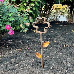 Large Metal Flower Sculptur Outdoor/Yard Garden Art Flower, Rusted Rustic Flower, Vintage Decor, Gift Idea for her, rusted garden Decor
