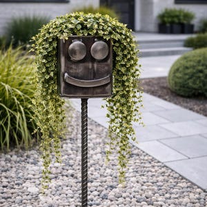 Metal Flower Planter Garden Stake, Rustic Yard Art Decor, Outdoor Planter Sculpture, Front Yard Flower Holder, Unique Garden Gift