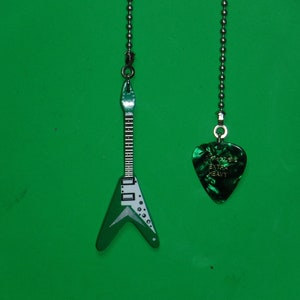 Gitaarplafondventilator trekkettingset. Handgemaakte groene houten gitaar met echte plectrum