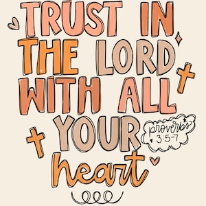 Puede incluir: Impresión artística digital con la frase "TRUST IN THE LORD WITH ALL YOUR HEART" en un estilo retro. El texto utiliza tonos naranja, melocotón y marrón, con pequeñas cruces y corazones. También se incluye la referencia bíblica "Proverbios 3:5-7".