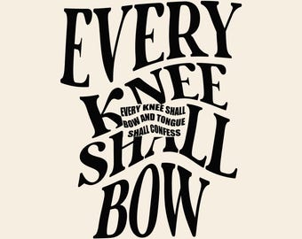 Op de afbeelding: Zwarte tekst op een crèmekleurige achtergrond leest "EVERY KNEE SHALL BOW" in een gestileerd, vetgedrukt lettertype. Kleinere tekst binnen het ontwerp luidt "EVERY KNEE SHALL BOW AND TONGUE SHALL CONFESS". Dit is een decoratief typografie-stuk.