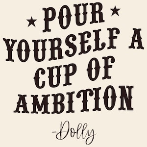 Puede incluir: Gr&aacute;fico color crema con el texto "Pour Yourself A Cup Of Ambition" en negrita, fuente vintage, con dos estrellas y el nombre "Dolly" en cursiva. Adecuado para arte mural o merchandising.