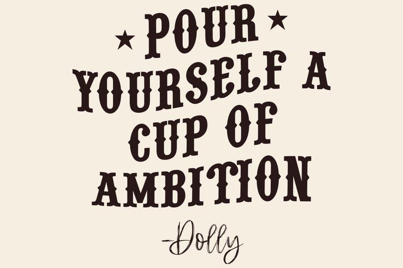 Puede incluir: Gr&aacute;fico color crema con el texto "Pour Yourself A Cup Of Ambition" en negrita, fuente vintage, con dos estrellas y el nombre "Dolly" en cursiva. Adecuado para arte mural o merchandising.