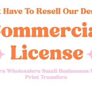 Może przedstawiać: Pomarańczowy tekst na białym tle brzmi "Must Have To Resell Our Designs Commercial License" z dwiema różowymi gwiazdami po obu stronach słowa "License". Pod tekstem, mniejszym różowym tekstem, widnieje napis "Vendors/Wholesalers/Small Businesses/Screen Print Transfers".
