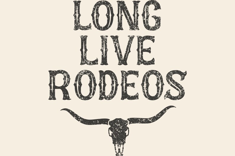 Puede incluir: Gr&aacute;fico de estilo vintage con el texto "LONG LIVE RODEOS" en letras negras desgastadas. Debajo, una calavera de toro negra con cuernos largos, sobre un fondo crema. El dise&ntilde;o evoca un tema r&uacute;stico y del oeste.
