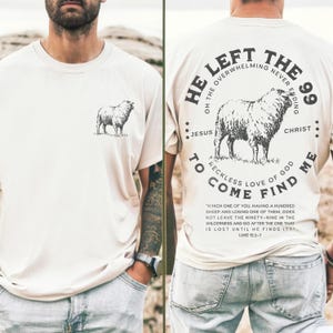 Puede incluir: Una camiseta beige con un gráfico de oveja negra en la parte delantera y un diseño circular en la parte posterior. El diseño presenta el texto "He Left The 99" con un gráfico de oveja negra y el texto "To Come Find Me" con una cita de Lucas 15:3-7.