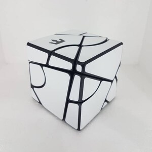 Puede incluir: Un cubo de rompecabezas blanco con líneas negras y un diseño único. El cubo tiene un logotipo en un lado. El rompecabezas es un rompecabezas y un desafío divertido para todas las edades. El cubo es un gran regalo.