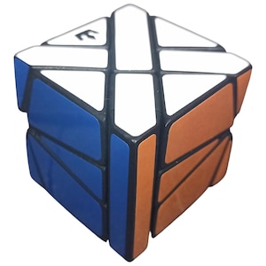 Puede incluir: Un cubo de rompecabezas multicolor con lados blancos, azules y naranjas. El cubo tiene una forma única con caras triangulares y rectangulares. La letra "F" es visible en una de las caras blancas. El cubo está diseñado para desafíos de rompecabezas.