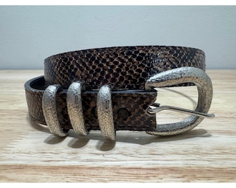 Vintage R Spencer Designs Kleine Schlangenhaut Gürtel Schnalle aus gehämmertem Metall