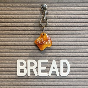 Hundemarke aus Resin in Brotform