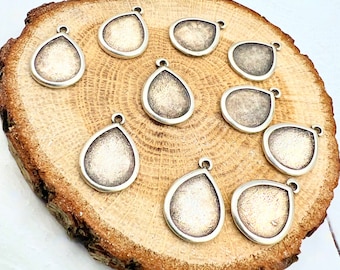 Antique Silver Plated Drop Charms: Zamak Pendants (17x12mm)