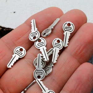 10 Silver Key Charms, Dainty Charms, Sterling Silver Plated, antique Silver, Charm for Pendants, Necklaces, Bracelets, Earrings Making, zm55