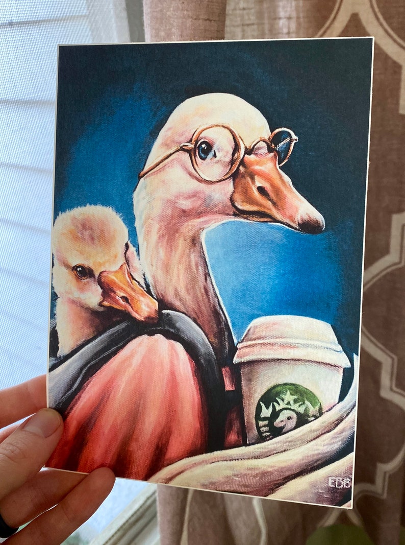 K&ouml;nnte beinhalten: Ein Aquarellbild einer Gans, die eine Brille tr&auml;gt und eine kleinere Gans auf dem R&uuml;cken tr&auml;gt. Die Gans h&auml;lt eine Kaffeetasse mit einem gr&uuml;nen Logo, das eine Gans enth&auml;lt. Der Hintergrund ist ein blauer Aquarell-Wasch.
