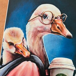 K&ouml;nnte beinhalten: Ein Gem&auml;lde von zwei G&auml;nsen, eine tr&auml;gt eine Brille und tr&auml;gt eine Kaffeetasse. Die Gans im Vordergrund tr&auml;gt ein rosa Hemd und einen Rucksack. Der Hintergrund ist blau.